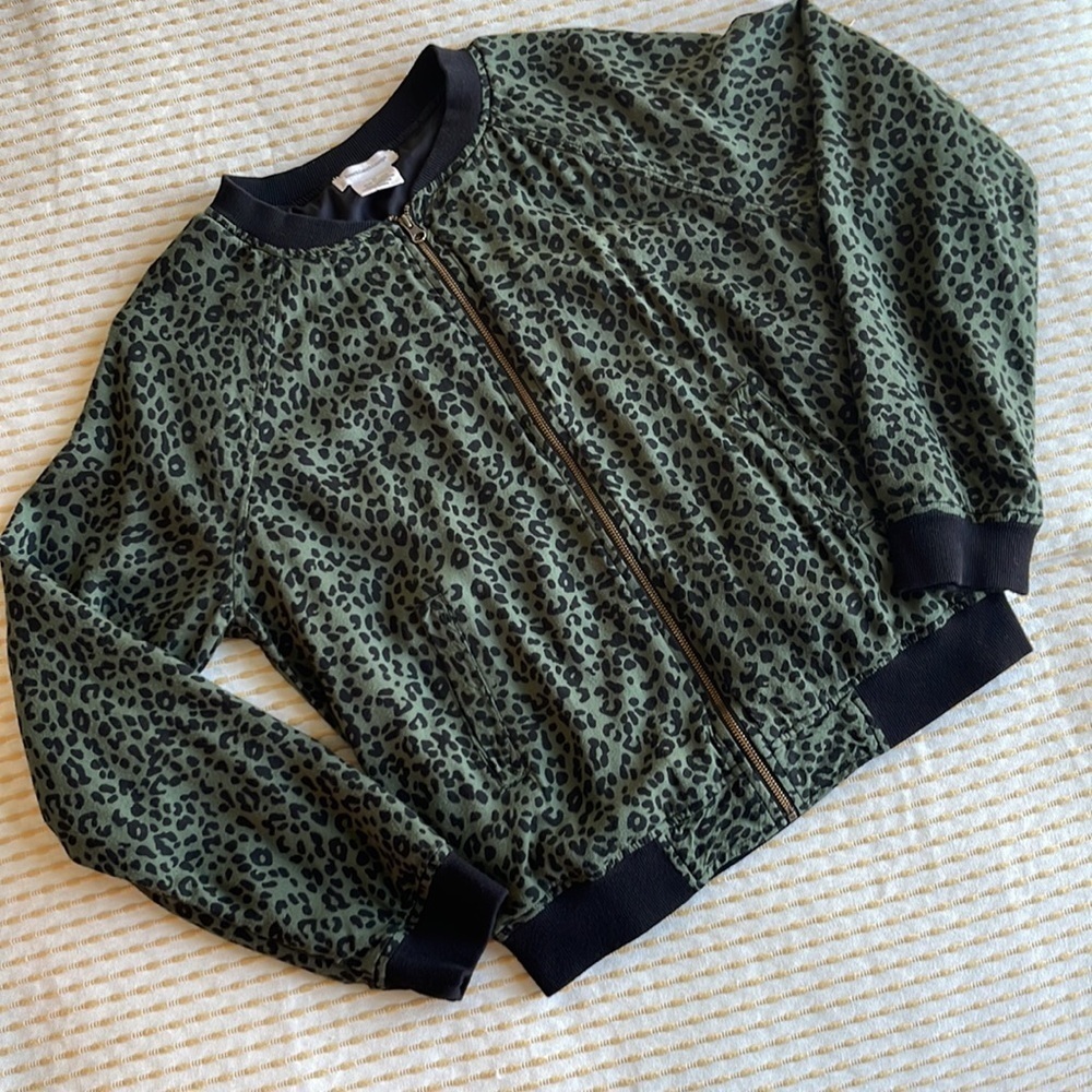 BEACHLUNCHLOUNGE - Size MEDIUM- Dasha leopard animal print bomber jacket - Picture 2 of 12
